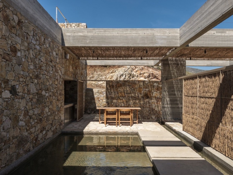 石墙围合的庭院 / Courtyard enclosed by stone walls