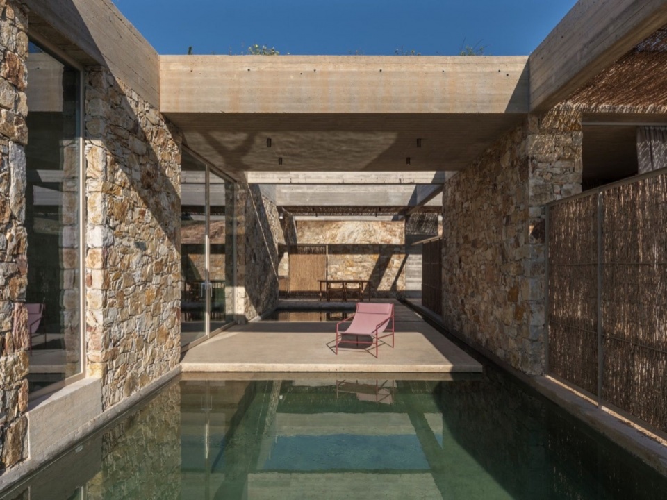 泳池与休憩空间 / Pool and lounging area