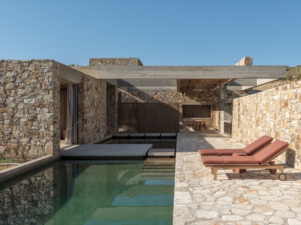 泳池旁的露台 / Terrace beside the pool