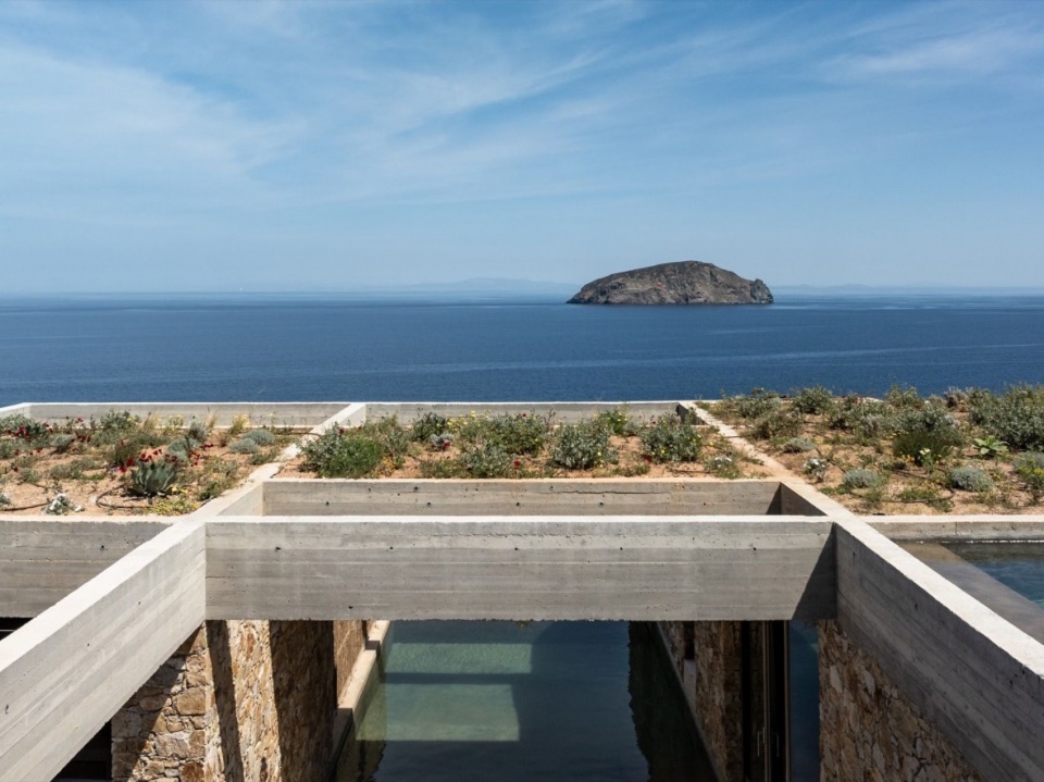 面向大海的种植屋顶 / Planted roof facing the sea