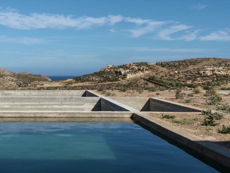 水池、屋顶与海平线 / Pool, roof and horizon