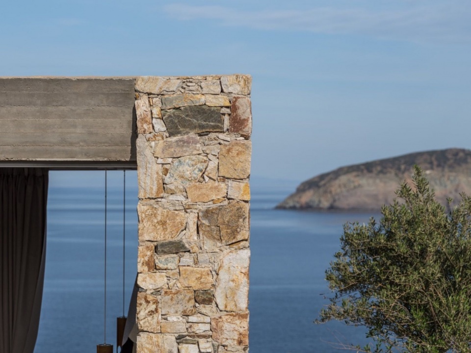 石墙开口中的海景 / Sea view through a stone-wall opening