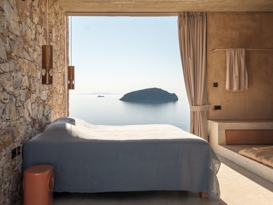 面向海景的卧室 / Bedroom facing the sea