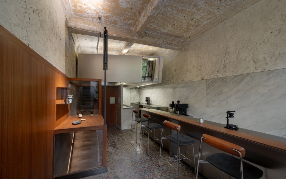 沿墙长吧台与白色岩板背景 / the long bar counter with a white rock-slab backdrop