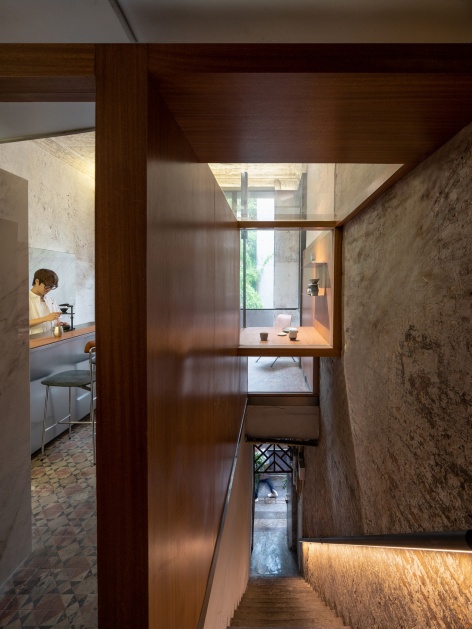 从楼梯间透过洞口看向吧台 / view through the apertures towards the bar