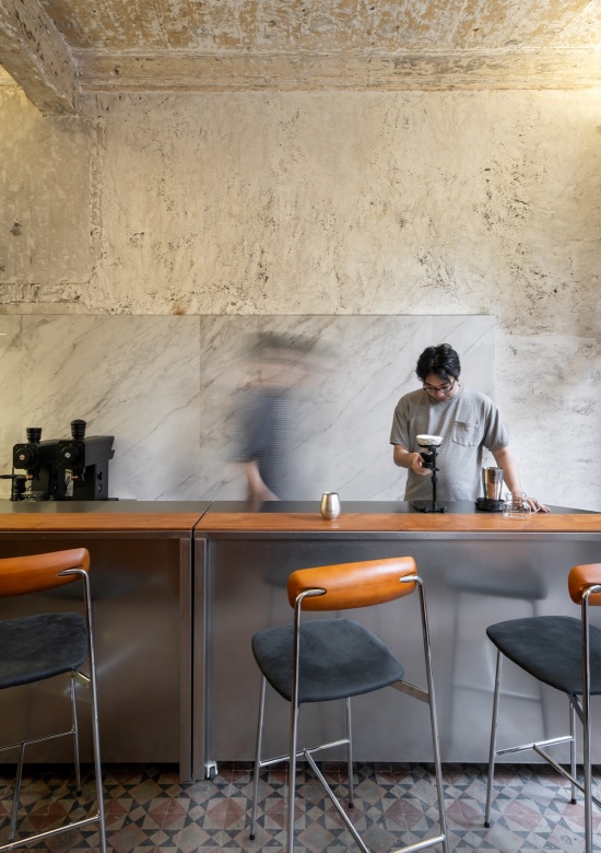 吧台操作区近景 / close-up of the barista counter