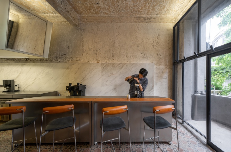 吧台与通高玻璃立面 / the bar counter and the full-height glazed facade