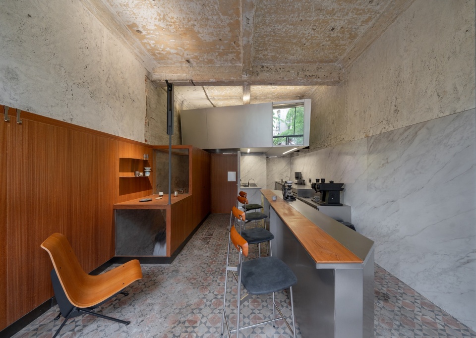 室内概览:柚木壁板与长吧台 / overview of the interior with teak veneer wall panels and the long bar