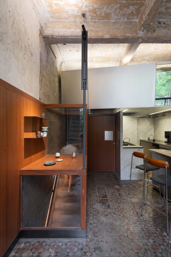 柚木壁板与玻璃围合的临窗小间 / the glass-enclosed booth along the teak wall