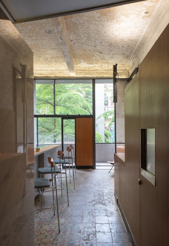 入口区域,保留的老花砖地面 / the entrance area with preserved vintage floor tiles
