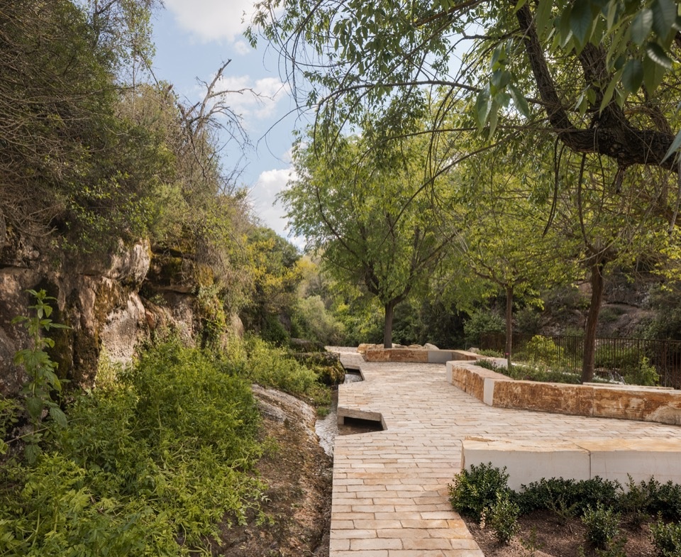 沿水渠展开的石铺平台 / Stone terrace alongside the water channel
