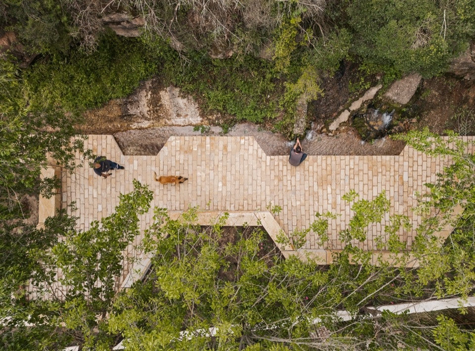 平台与线性坐凳鸟瞰 / Aerial view of the terrace and linear bench