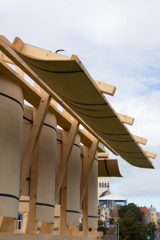 弯曲胶合板与木构屋檐 / Curved plywood and timber eaves