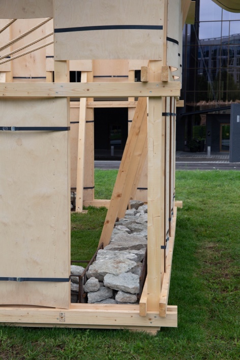 木构底部与石笼 / Timber base and gabion