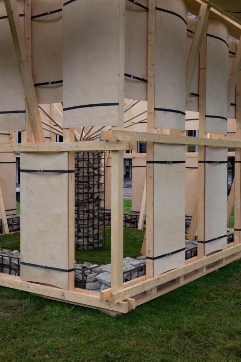 木构框架与胶合板围护 / Timber frame and plywood enclosure