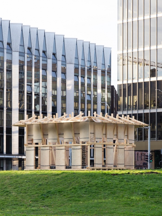 草坡上的木构展亭 / Timber pavilion on the grassy slope