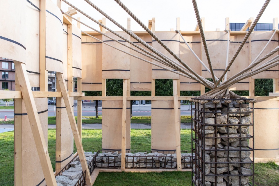 连接木墙与核心的绳索系统 / Ropes connecting the timber walls to the central core