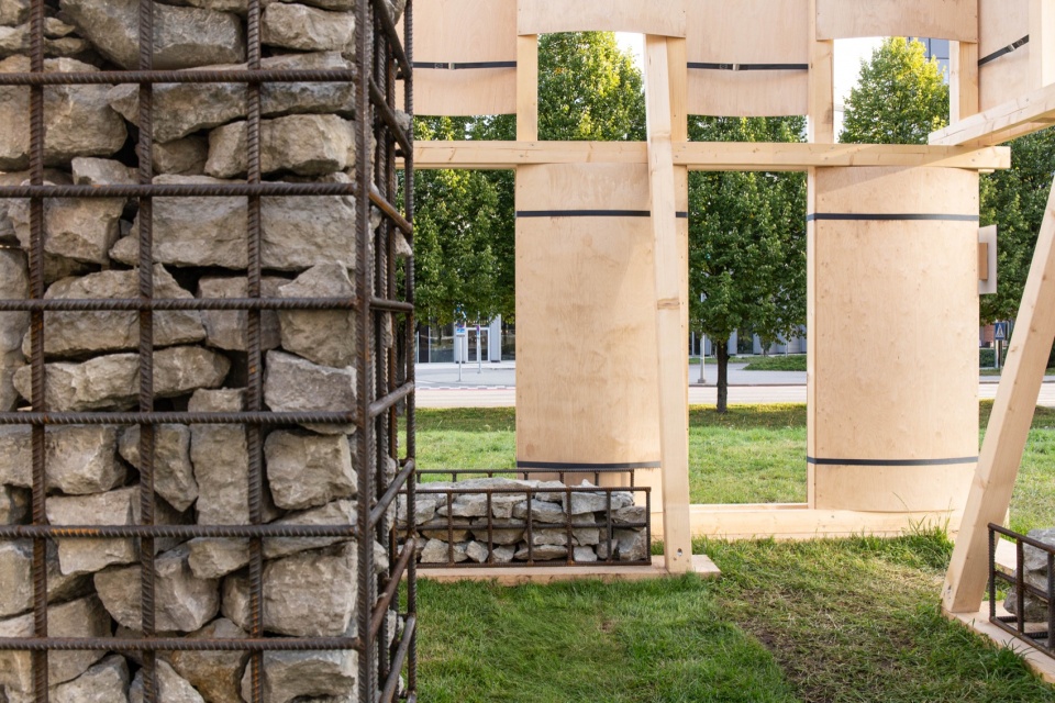 石笼与胶合板之间的空间 / Space between the gabion and plywood screens