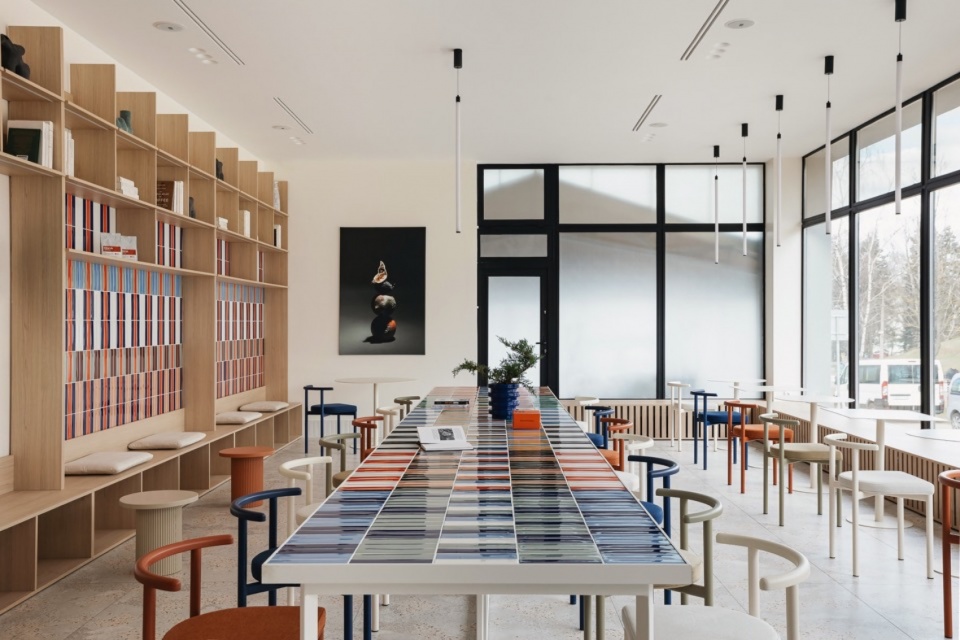 咖啡馆全景 / Overall view of the café