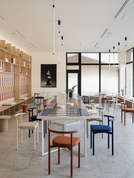 共享长桌与自然采光 / Communal table in natural light