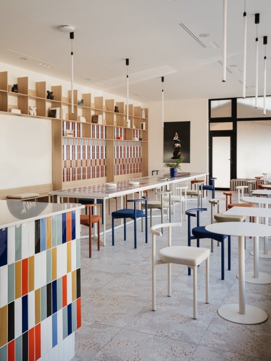彩色吧台与室内纵深 / Colourful bar and interior depth