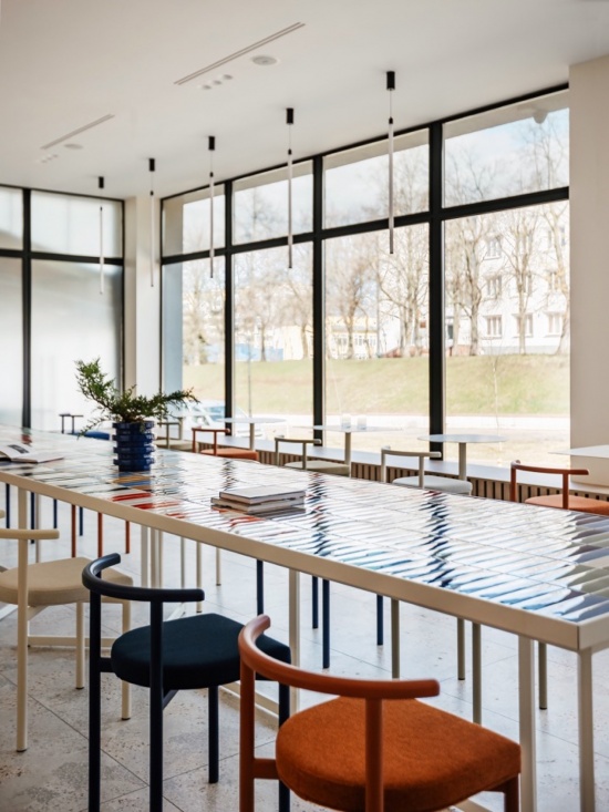 窗边共享长桌 / Communal table beside the windows