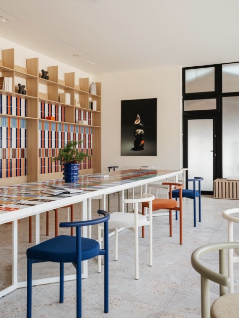 长桌与彩色座椅 / Communal table and colourful chairs