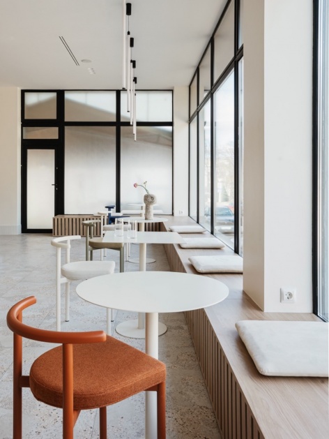 临窗座位 / Window-side seating