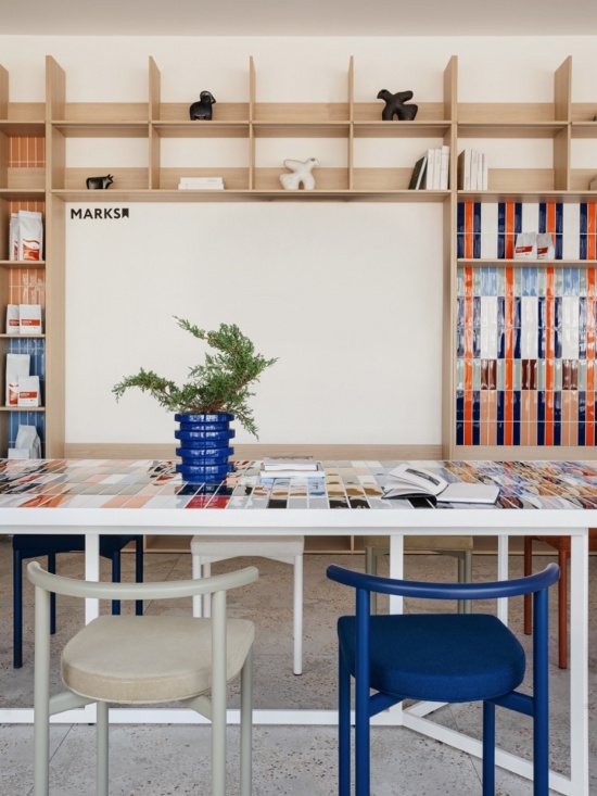 书架与共享长桌 / Shelving and communal table
