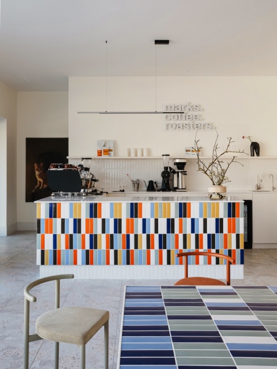 瓷砖吧台正面 / Tiled bar counter
