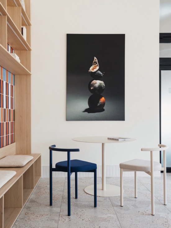 艺术作品与双人座位 / Artwork and seating for two