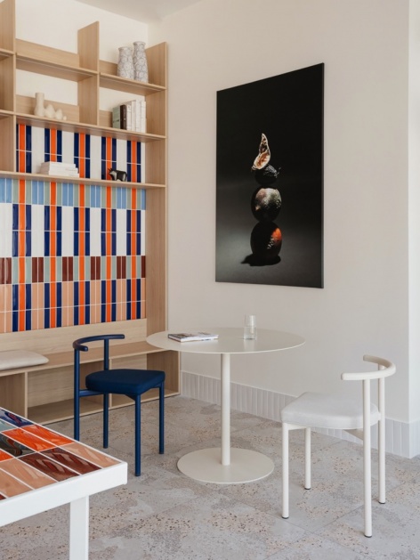 书架、瓷砖与艺术作品 / Shelving, tiles and artwork