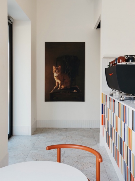 吧台旁的艺术作品 / Artwork beside the bar