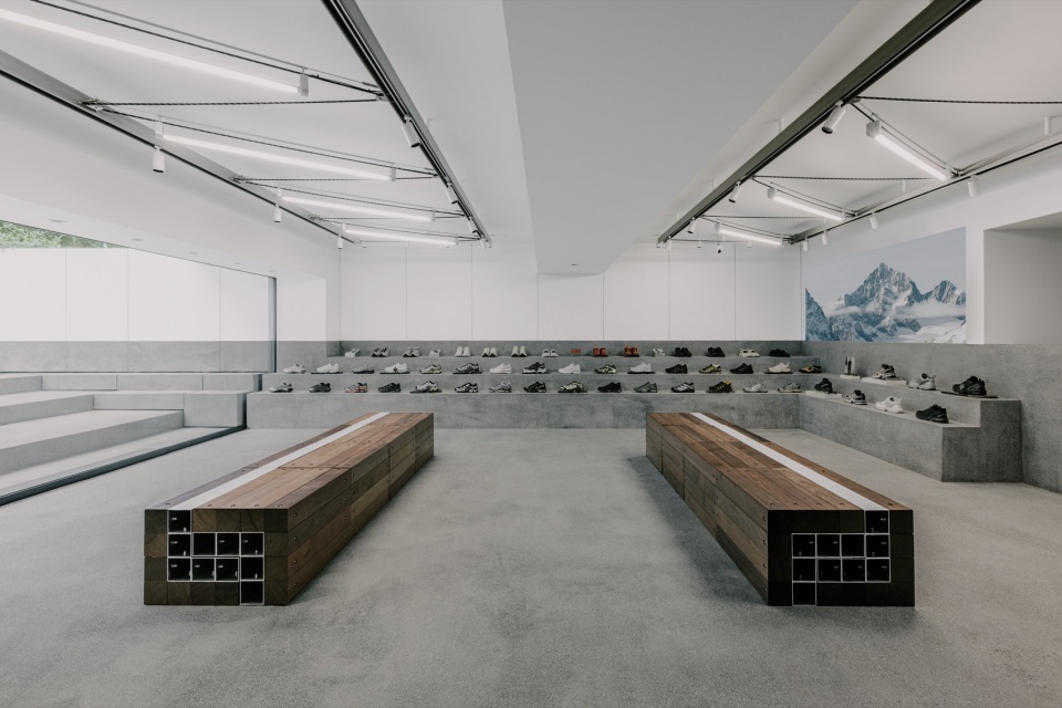阶梯围合的陈列空间 / Display space enclosed by steps