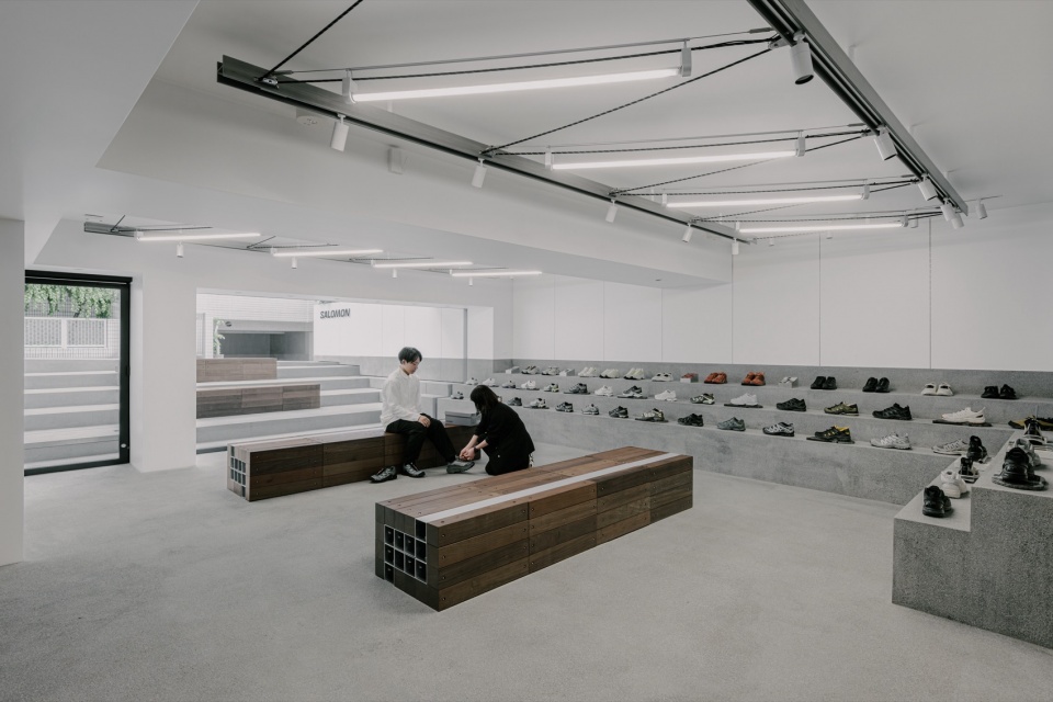 试鞋与交流 / Trying on shoes and conversation