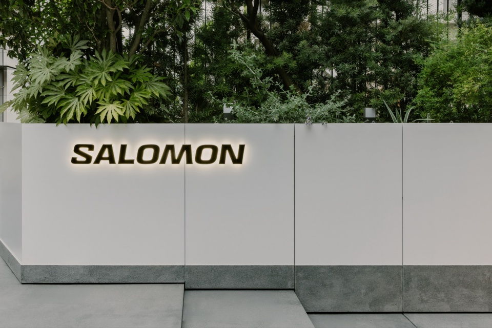 入口标识与材料 / Entrance signage and materials