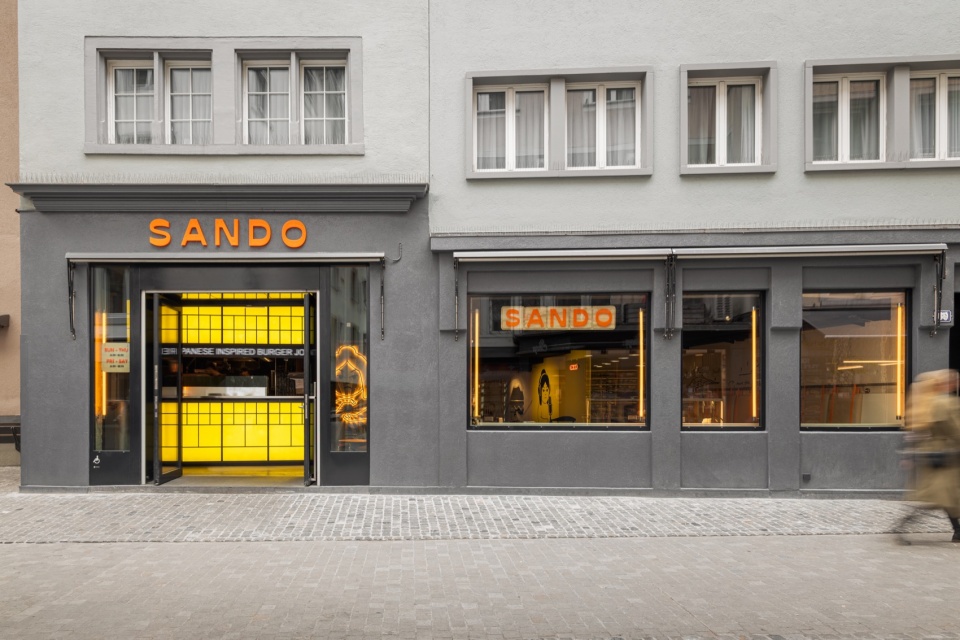 餐厅外观 / The restaurant seen from the street