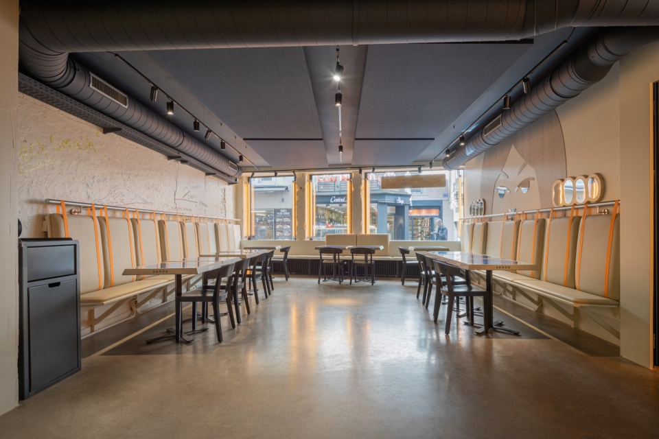 主餐厅卡座区 / Booth seating area