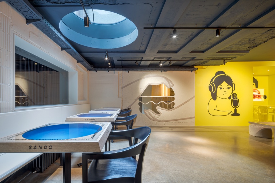 蓝色天窗下的餐区 / Dining under the blue skylight