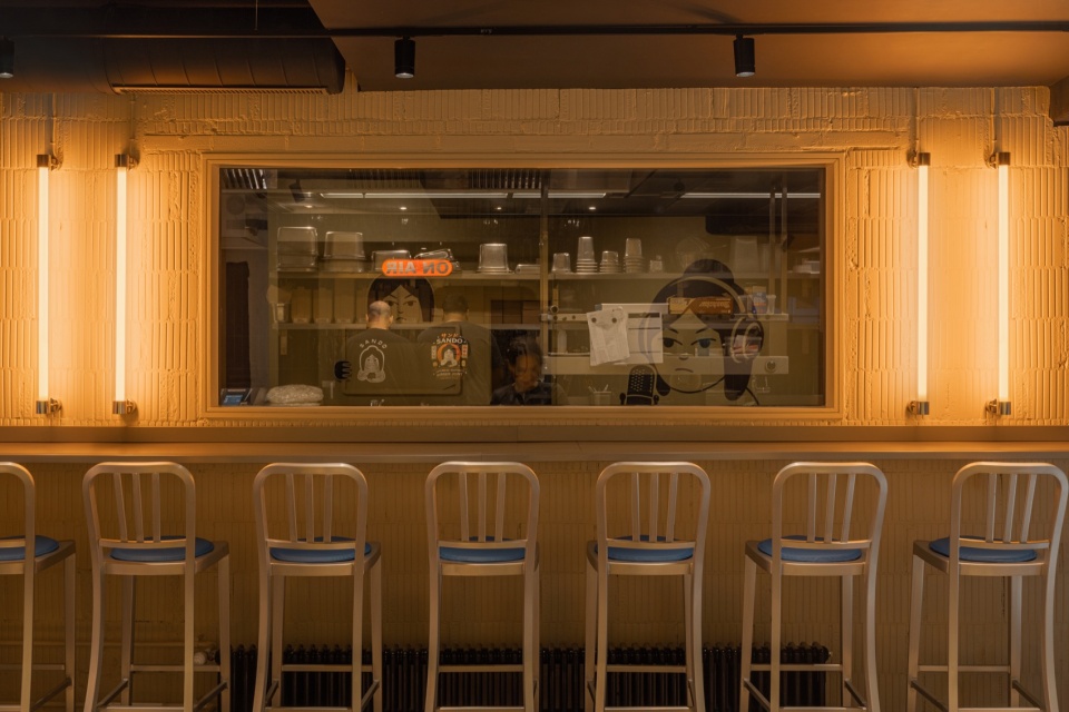 厨房出餐口吧台 / Bar counter at the kitchen pass