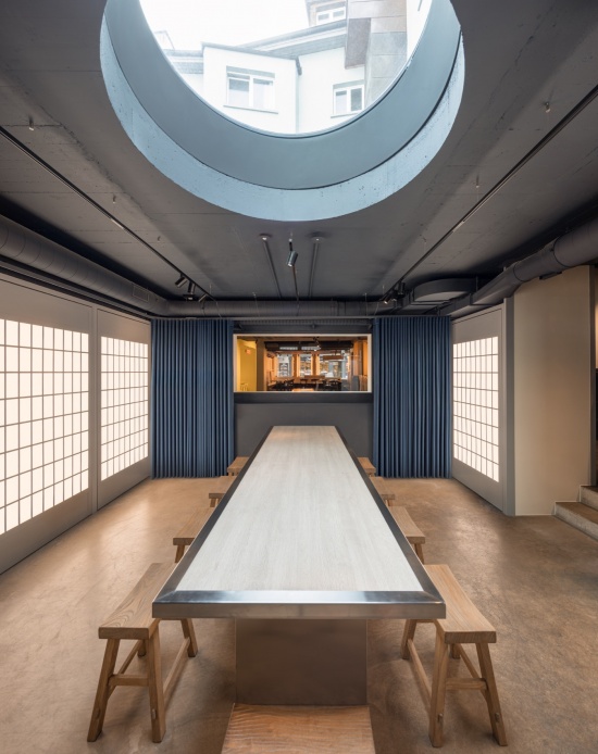 私宴厅长桌与天窗 / Long table and skylight