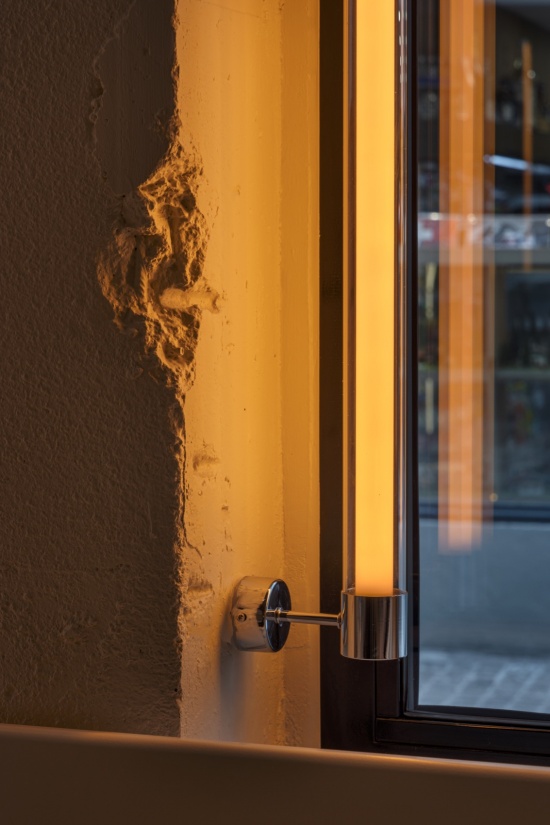 壁灯与墙面细部 / Wall lamp detail