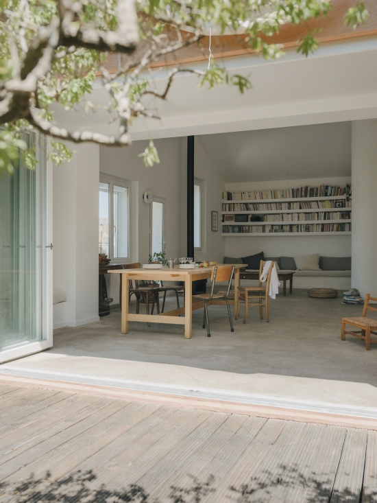 从露台望向起居空间 / Living space from the terrace