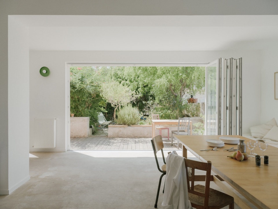 折叠玻璃门完全开启 / Folding glass doors fully open