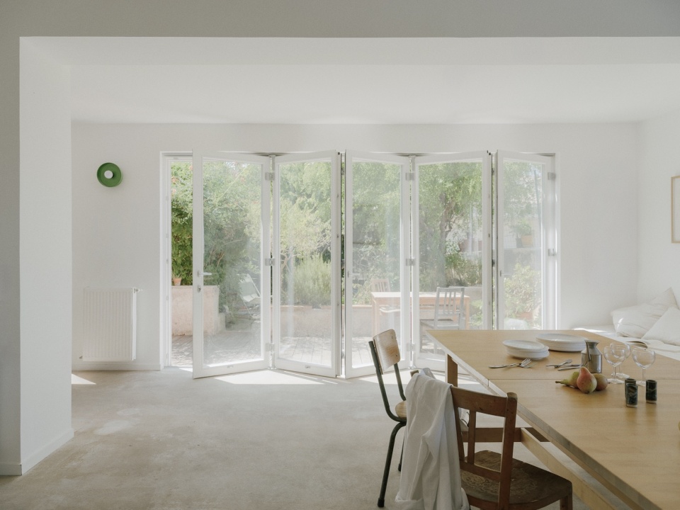 起居空间与花园之间的玻璃界面 / Glazed boundary between living space and garden