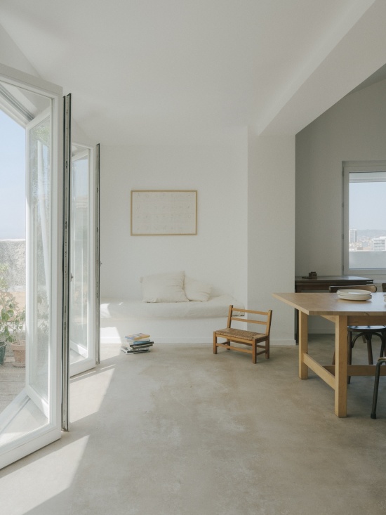 临窗休憩角落 / Seating by the window