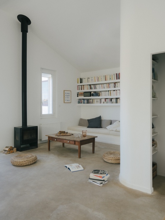 客厅与壁炉 / Living room and stove