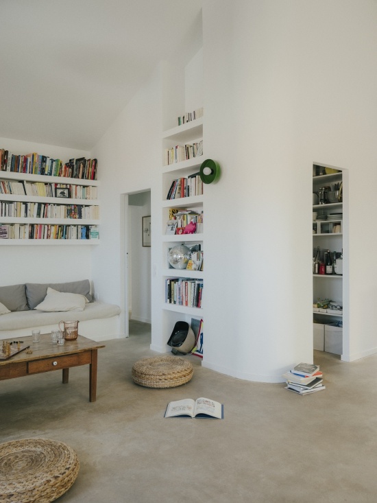 书架与弧形转角 / Bookshelves and curved corner