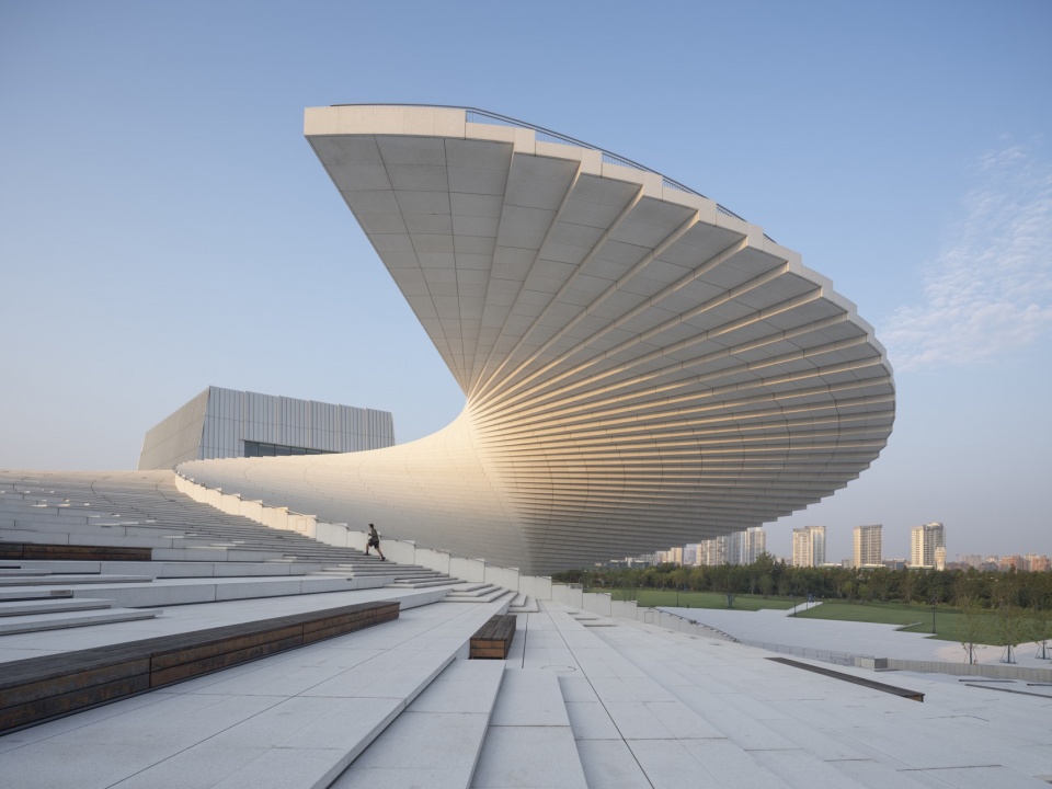 螺旋屋顶,The spiraling roof