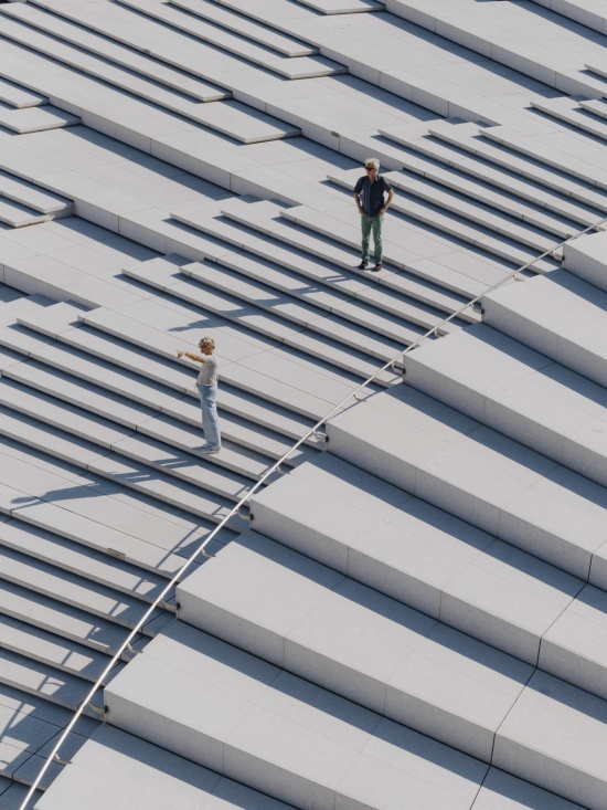 屋顶阶梯上的人群,People on the rooftop steps